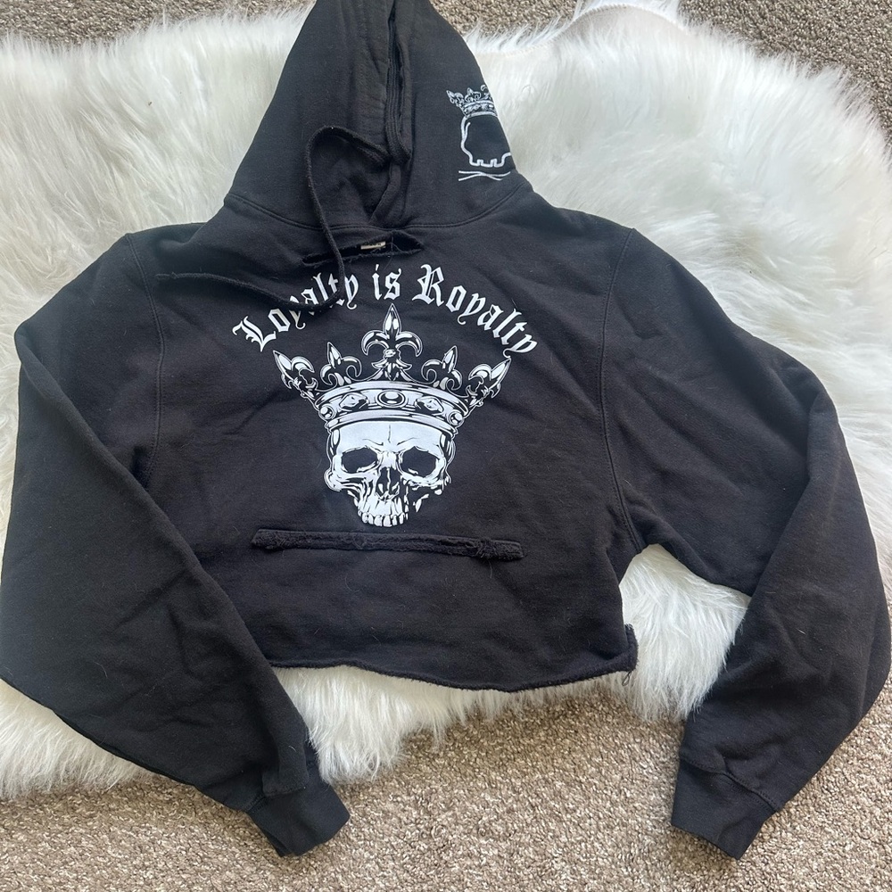 Halloween!! 🎃 Crop skull sweatshirt. Super cute! Size xs